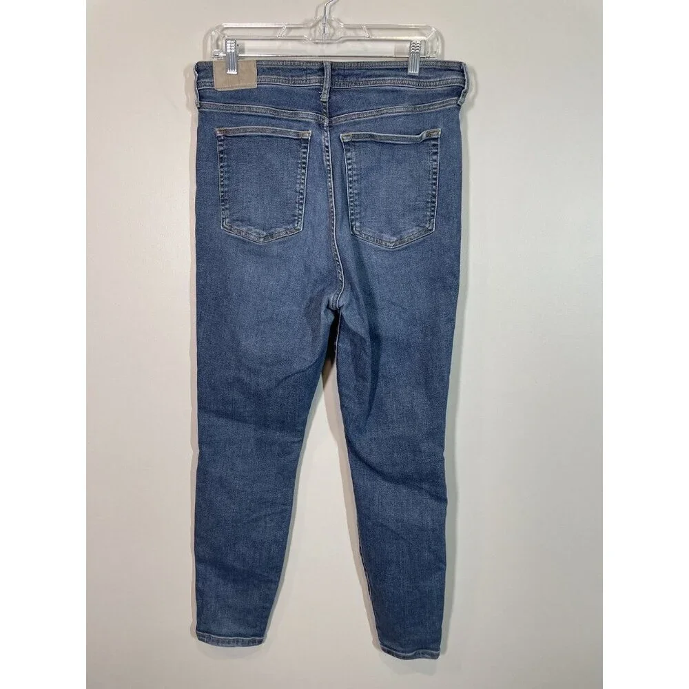 Everlane brand style